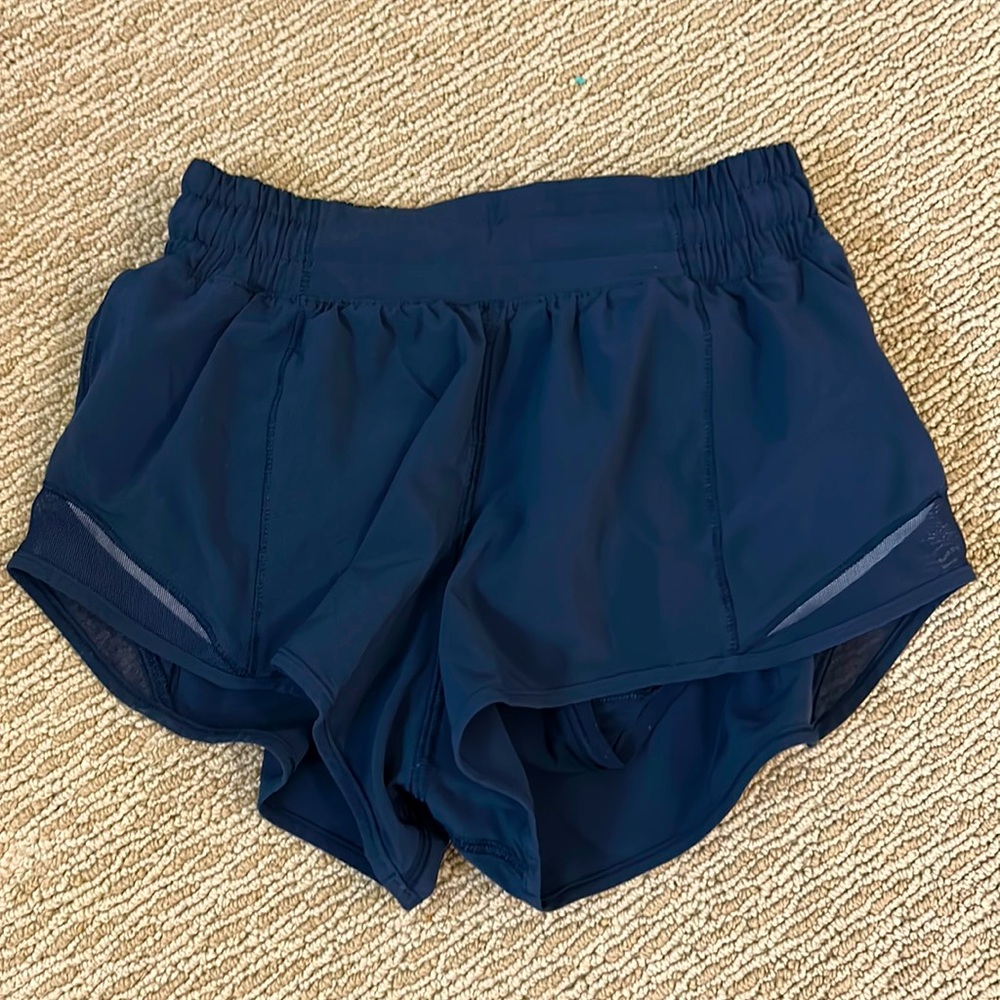 lululemon hotty hot low rise 2.5 navy shorts
